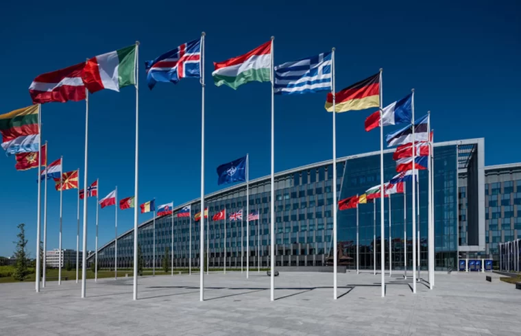 Bandeiras dos países integrantes e da Otan (centro) na sede em Bruxelas, na Bélgica